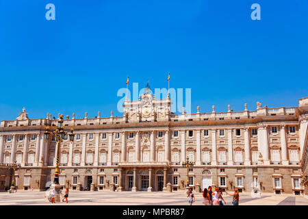 Madrid, Espagne - 12 août 2010 : les touristes au Palais Royal de Madrid, Espagne Banque D'Images