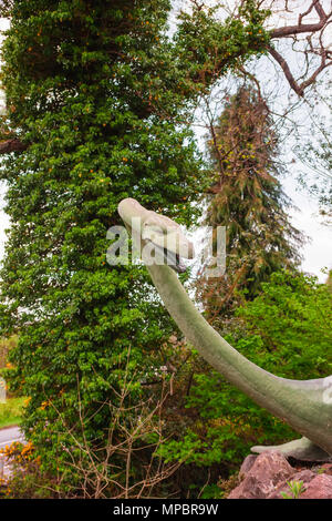 Drumnadrochit, ÉCOSSE - 9 mai 2011 : Nessie, le monstre du Loch Ness statue dans le Loch Ness en Écosse. Le Loch Ness est une ville dans les highlands en Ecosse Banque D'Images