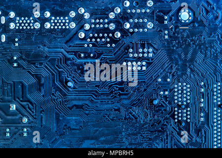 Le circuit électrique de la carte mère en bleu, close-up. Banque D'Images