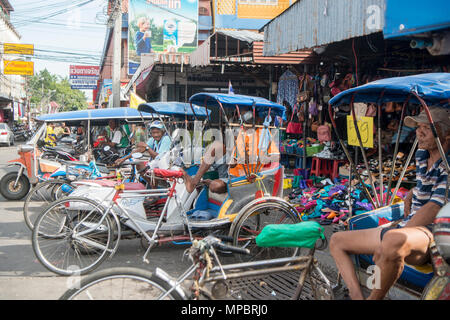 Un vélo Rikscha Taxi à la Tour de l'horloge et du marché dans la ville de Surin en Isan dans le nord-est de la Thaïlande. La Thaïlande, Isan, Surin, Novembre, 2017 Banque D'Images