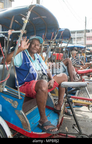 Un vélo Rikscha Taxi à la Tour de l'horloge et du marché dans la ville de Surin en Isan dans le nord-est de la Thaïlande. La Thaïlande, Isan, Surin, Novembre, 2017 Banque D'Images