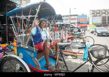 Un vélo Rikscha Taxi à la Tour de l'horloge et du marché dans la ville de Surin en Isan dans le nord-est de la Thaïlande. La Thaïlande, Isan, Surin, Novembre, 2017 Banque D'Images