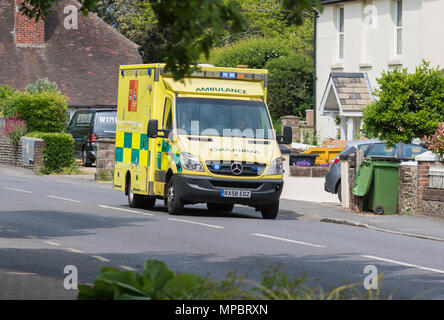 British NHS ambulance du South East Coast Ambulance Service sur appel avec feux clignotants à West Sussex, Angleterre, Royaume-Uni. Mercedes Benz Sprinter 518 CDI Banque D'Images