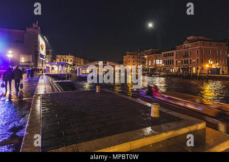 Venise, Italie - 02 janvier 2018 : Vue de nuit pont Scalzi et embarcadère Banque D'Images