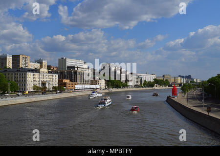 Moscou, Russie - 12 mai. En 2018. Navires différents sur la rivière Moskva Banque D'Images