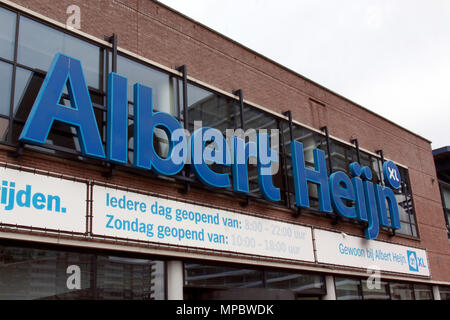 La Haye, Pays-Bas-mai 25, 2015 : façade d'un magasin Albert Heijn à La Haye, ah est le plus grand supermarché dans les Pays-Bas Banque D'Images