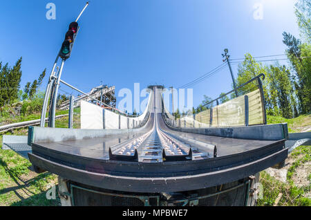 Linderud tour saut à ski hors saison à la fin du printemps, journée ensoleillée. Banque D'Images