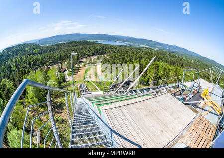 Linderud tour saut à ski hors saison à la fin du printemps, journée ensoleillée. Banque D'Images