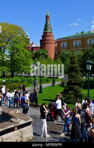 Moscou, Russie - 12 mai. En 2018. Les gens dans le jardin d'Alexandre sur le contexte de l'angle de la tour de l'Arsenal Banque D'Images