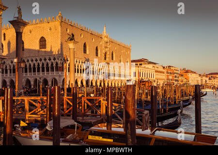 Venise, Italie - 02 janvier 2018 : gondoles amarré en face du Palazzo Ducale au coucher du soleil Banque D'Images