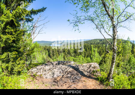 Itinéraires de randonnée en Lillomarka près d'Oslo, Norvège, au début du printemps, journée ensoleillée. Banque D'Images