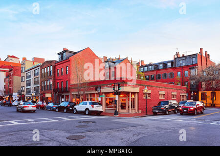 Carrefour de Mount Vernon Street et Charles Street, dans le quartier de Beacon Hill dans le centre-ville de Boston, MA, ETATS UNIS Banque D'Images