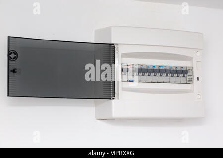 Fusible automatique connecteur électrique dans les lignes d'alimentation situé à l'intérieur du panneau de commande de l'interrupteur de sélection. Banque D'Images