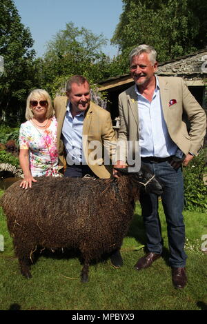 Chelsea, London, UK. 21 mai, 2018. Chelsea, London, UK. 21 mai 2018. Elaine Paige, Sir Gary Verity DL Chef de l'exécutif de garantie 3 ans, avec Mark Gregory et un mouton sur le Yorkshire Bienvenue au jardin à Chelsea Flower Show 2018, conçu par Mark Gregory pour Landformconsultants.fr Crédit : Jenny Lilly/Alamy Live News Banque D'Images