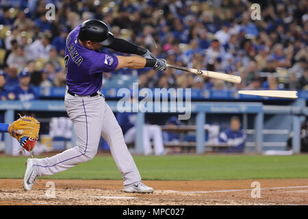 Los Angeles, CA, USA. 21 mai, 2018. Colorado Rockies shortstop Pat Valaika (4) brise sa dans le jeu entre les Rockies du Colorado et Les Dodgers de Los Angeles, le Dodger Stadium à Los Angeles, CA. Photographe : Peter terrasse du Musée océanographique. Credit : csm/Alamy Live News Banque D'Images