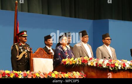 Katmandou. 21 mai, 2018. Le président du Népal Bidya Devi Bhandari (1ère L F) présente les politiques et les programmes du gouvernement pour le budget de l'exercice suivant à la session conjointe de la Chambre des représentants et l'Assemblée nationale à Katmandou, 21 mai 2018. Le Gouvernement népalais a annoncé lundi la cible de graduer le Népal dans un pays à revenu moyen dans les 10 prochaines années. Credit : Sunil Sharma/Xinhua/Alamy Live News Banque D'Images