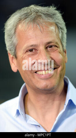 Déposée - 11 septembre 2015, l'Allemagne, Moenchengladbach : Bundeliga, Bor. Moenchengladbach contre Hambourg SV, Borussia Park : ancien entraîneur de Moenchengladbach, Lucien Favre, debout au bord du champ avant le match. Il est devenu le nouvel entraîneur-chef du Borussia Dortmund. Selon des rapports de l'équipe de Bundesliga, le mardi (22 mai 2018), les 60 ans de la Suisse reçoit un contrat qui court jusqu'en 2020. Photo : Federico Gambarini/dpa Banque D'Images