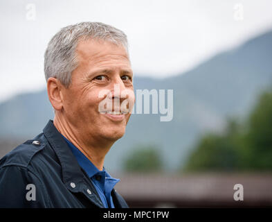 Déposée - 20 juillet 2017, l'Allemagne, Tegernsee : Entraîneur de l'OGC Nice, Lucien Favre, sourire pour la caméra avant qu'un test match contre Borussia Moenchengladbach. Il est devenu le nouvel entraîneur-chef du Borussia Dortmund. Selon des rapports de l'équipe de Bundesliga, le mardi (22 mai 2018), les 60 ans de la Suisse reçoit un contrat qui court jusqu'en 2020. Photo : Matthias Balk/dpa Banque D'Images