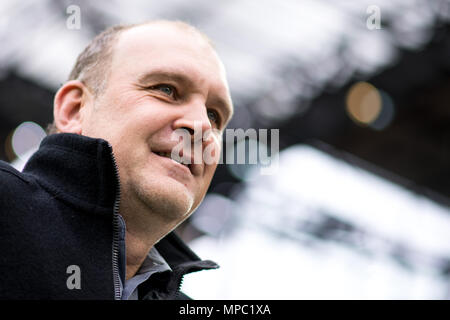 Déposée - 22 octobre 2017, Allemagne, Cologne : Bundesliga, 1. FC Cologne - Werder Brême, Cologne : RheinEnergieStadion's sports manager à l'époque, Joerg Schmadtke, souriant avant le match. Selon le journal Bild, il est devenu le directeur des sports de l'équipe de Bundesliga VfL Wolfsburg. Selon des rapports de l'étude le 22 mai 2018, les 54 ans, est d'assumer ses fonctions le 1er juillet 2018. Photo : Marius Becker/dpa Banque D'Images