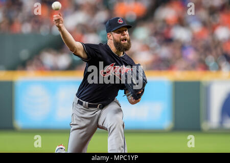 Houston, TX, USA. 19 mai, 2018. Les Indians de Cleveland le lanceur partant Corey Kluber (28) pendant un match entre les Astros de Houston et les Indians de Cleveland au Minute Maid Park de Houston, TX. Cleveland a gagné le match 5 à 4.Trask Smith/CSM/Alamy Live News Banque D'Images