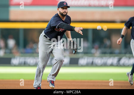 Houston, TX, USA. 19 mai, 2018. Le joueur de premier but des Indians de Cleveland Yonder Alonso (17) pendant un match entre les Astros de Houston et les Indians de Cleveland au Minute Maid Park de Houston, TX. Cleveland a gagné le match 5 à 4.Trask Smith/CSM/Alamy Live News Banque D'Images