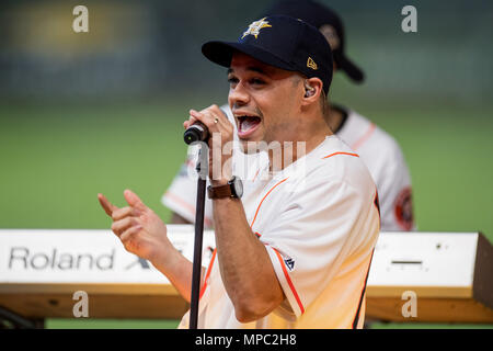 Houston, TX, USA. 19 mai, 2018. Musique Artiste Tauren Wells effectue au cours de la foi et de la famille nuit à la suite d'un match de la Ligue Majeure de Baseball entre les Astros de Houston et les Indians de Cleveland au Minute Maid Park de Houston, TX. Trask Smith/CSM/Alamy Live News Banque D'Images