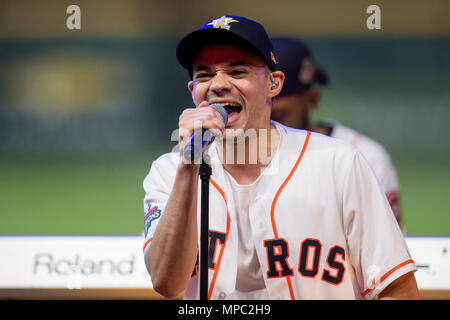 Houston, TX, USA. 19 mai, 2018. Musique Artiste Tauren Wells effectue au cours de la foi et de la famille nuit à la suite d'un match de la Ligue Majeure de Baseball entre les Astros de Houston et les Indians de Cleveland au Minute Maid Park de Houston, TX. Trask Smith/CSM/Alamy Live News Banque D'Images