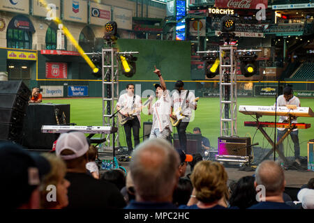 Houston, TX, USA. 19 mai, 2018. Musique Artiste Tauren Wells effectue au cours de la foi et de la famille nuit à la suite d'un match de la Ligue Majeure de Baseball entre les Astros de Houston et les Indians de Cleveland au Minute Maid Park de Houston, TX. Trask Smith/CSM/Alamy Live News Banque D'Images