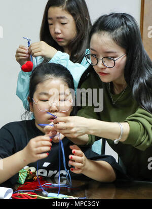 Séoul, Corée du Sud. 22 mai, 2018. Les enfants participent à une activité pour les familles multiculturelles à Séoul, Corée du Sud, le 22 mai 2018. La Division des études internationales et l'Institut Confucius de l'Université Hankuk des études étrangères avec Dongdaemum Multicultural Family Support Center ont organisé conjointement une activité de communication pour les familles multiculturelles à Séoul mardi pour aider les enfants de ces familles soient engagés dans leur mère patrie du père ou la culture. Credit : Wang Jingqiang/Xinhua/Alamy Live News Banque D'Images