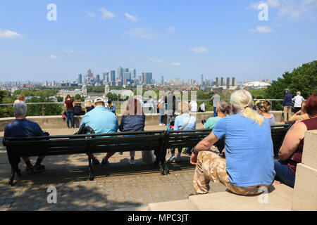 London UK. 22 mai 2018. Les gens profiter de la vue depuis l'observatoire de Greenwich de l'ancien collège naval et du quartier financier de Canary Wharf sur une chaude journée ensoleillée à Londres : Crédit amer ghazzal/Alamy Live News Banque D'Images