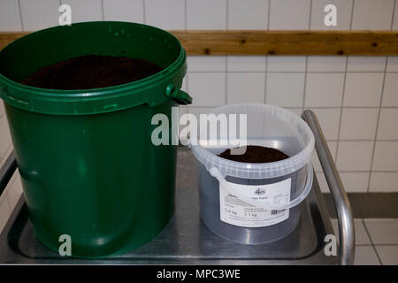 18 mai 2018, l'Allemagne, Berlin : Deux seaux avec des grains de café à la cantine de l'Université technique (TU) de Berlin, qui sont recueillis et conservés pour les gens à prendre eux-mêmes. La demande d'engrais augmente avec le début de la saison de jardinage parmi le balcon de Berlin des jardiniers et des détenteurs d'attribution. Ils sont en mesure de recueillir des grains de café comme engrais gratuitement à l'université de Berlin. Photo : Kristin Bethge/dpa Banque D'Images