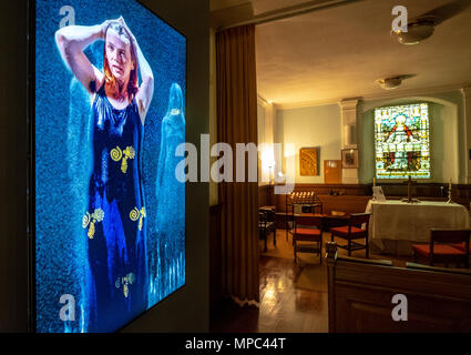 22 mai, 2018. Edinburgh, Ecosse, Royaume-Uni. L'installation vidéo "Trois femmes" par Bill Viola à St Cuthbert's Parish Church à Édimbourg. Bien que sur l'affichage depuis le 1er mai, l'affichage n'a pas eu lieu jusqu'à cette semaine. Credit : Iain Masterton/Alamy Live News Banque D'Images