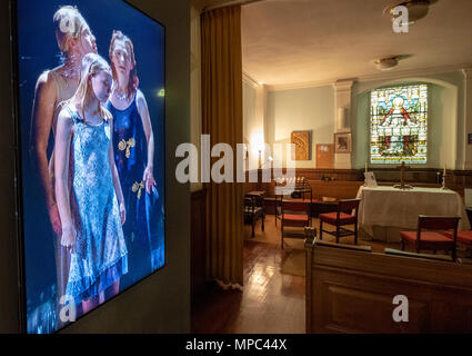 22 mai, 2018. Edinburgh, Ecosse, Royaume-Uni. L'installation vidéo "Trois femmes" par Bill Viola à St Cuthbert's Parish Church à Édimbourg. Bien que sur l'affichage depuis le 1er mai, l'affichage n'a pas eu lieu jusqu'à cette semaine. Credit : Iain Masterton/Alamy Live News Banque D'Images