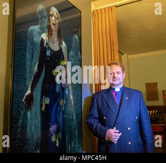 22 mai, 2018. Edinburgh, Ecosse, Royaume-Uni. L'installation vidéo "Trois femmes" par Bill Viola à St Cuthbert's Parish Church à Édimbourg. Le ministre de Cuthbert's, le Rév. Peter Sutton, admire le travail de Bill Viola, qui est prêté à l'église jusqu'à septembre. Bien que sur l'affichage depuis le 1er mai, l'affichage n'a pas eu lieu jusqu'à cette semaine. Credit : Iain Masterton/Alamy Live News Banque D'Images