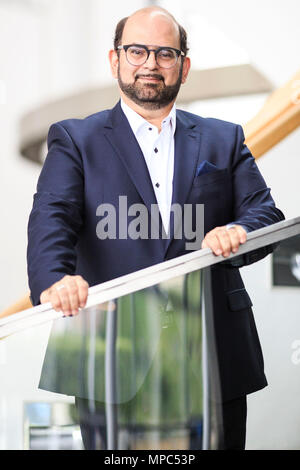 16 mai 2018, l'Allemagne, Erfurt : Myron Michailidis, futur directeur général de la musique du théâtre d'Erfurt, se trouve dans l'escalier après la conférence de presse sur le programme de l'Orchestre Philharmonique. Le chef d'orchestre grec accompli ses études de piano et orchestre à Athènes et Berlin. Photo : Carsten Koall/dpa-Zentralbild/dpa Banque D'Images