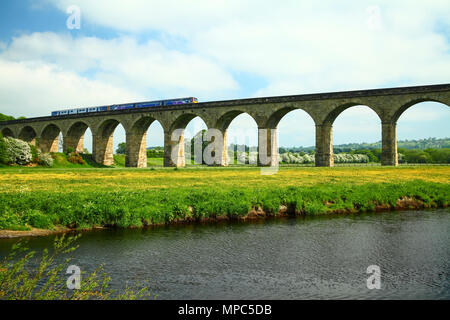 Arthington Viaduc, West Yorkshire, Royaume-Uni. 22 mai 2018 Sunny View de Arthington Viaduc, West Yorkshire. Le viaduc comporte la ligne de chemin de fer à travers l'Harrogate Wharfe valley. Le viaduc a été construit entre 1845 à 1849 est d'environ 460 mètres de long avec 21 arches et enjambe la rivière Wharfe entre Arthington dans West Yorkshire à Castley dans Yorkshire du Nord. Crédit : Andrew Gardner/Alamy Live News Banque D'Images
