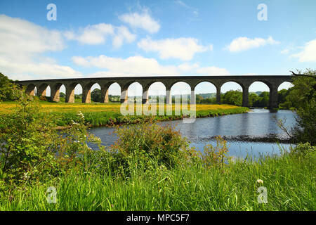 Arthington Viaduc, West Yorkshire, Royaume-Uni. 22 mai 2018 Sunny View de Arthington Viaduc, West Yorkshire. Le viaduc comporte la ligne de chemin de fer à travers l'Harrogate Wharfe valley. Le viaduc a été construit entre 1845 à 1849 est d'environ 460 mètres de long avec 21 arches et enjambe la rivière Wharfe entre Arthington dans West Yorkshire à Castley dans Yorkshire du Nord. Crédit : Andrew Gardner/Alamy Live News Banque D'Images