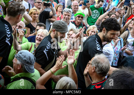 22 mai 2018, l'Allemagne, Berlin : Silvio Heinevetter (C), gardien d'Fuechse Berlin, promenades à travers un groupe de fans. Près de 300 partisans de l'Fuechse Berlin a donné la Coupe EHF une chaleureuse réception à l'extérieur de l'hôtel de ville dans le quartier berlinois de Wilmersdorf. Photo : Sina Schuldt/dpa Banque D'Images