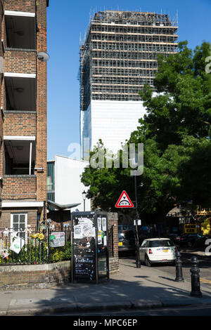 Londres, Royaume-Uni. 22 mai, 2018. Des bâches en plastique cache partiellement la tour de Grenfell. La tour de Grenfell, demande une enquête publique indépendante mise sur pied pour examiner les circonstances menant à et autour de la tour de Grenfell fire le 14 juin 2017, a ouvert ses portes à Londres hier. Credit : Mark Kerrison/Alamy Live News Banque D'Images