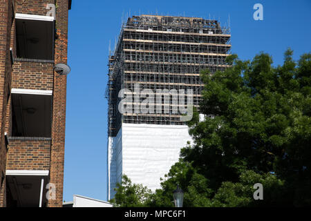 Londres, Royaume-Uni. 22 mai, 2018. Des bâches en plastique cache partiellement la tour de Grenfell. La tour de Grenfell, demande une enquête publique indépendante mise sur pied pour examiner les circonstances menant à et autour de la tour de Grenfell fire le 14 juin 2017, a ouvert ses portes à Londres hier. Credit : Mark Kerrison/Alamy Live News Banque D'Images