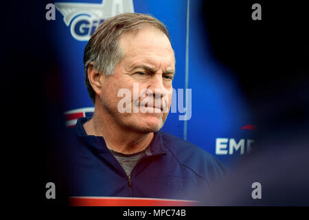 Foxborough, Massachusetts, USA. 22 mai, 2018. New England Patriots Head coach Bill Belichick parle aux médias à l'équipe de l'équipe organisé des activités tenues sur le champs de pratique au stade Gillette, à Foxborough, Massachusetts. Eric Canha/CSM/Alamy Live News Banque D'Images