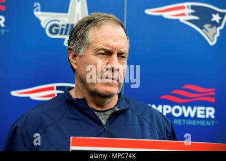 Foxborough, Massachusetts, USA. 22 mai, 2018. New England Patriots Head coach Bill Belichick parle aux médias à l'équipe de l'équipe organisé des activités tenues sur le champs de pratique au stade Gillette, à Foxborough, Massachusetts. Eric Canha/CSM/Alamy Live News Banque D'Images