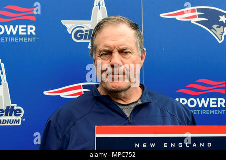 Foxborough, Massachusetts, USA. 22 mai, 2018. New England Patriots Head coach Bill Belichick parle aux médias à l'équipe de l'équipe organisé des activités tenues sur le champs de pratique au stade Gillette, à Foxborough, Massachusetts. Eric Canha/CSM/Alamy Live News Banque D'Images