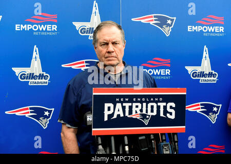 Foxborough, Massachusetts, USA. 22 mai, 2018. New England Patriots Head coach Bill Belichick parle aux médias à l'équipe de l'équipe organisé des activités tenues sur le champs de pratique au stade Gillette, à Foxborough, Massachusetts. Eric Canha/CSM/Alamy Live News Banque D'Images