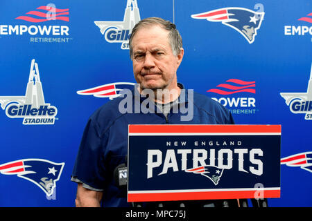 Foxborough, Massachusetts, USA. 22 mai, 2018. New England Patriots Head coach Bill Belichick parle aux médias à l'équipe de l'équipe organisé des activités tenues sur le champs de pratique au stade Gillette, à Foxborough, Massachusetts. Eric Canha/CSM/Alamy Live News Banque D'Images