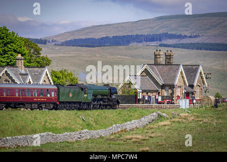 Ribblehead. United Kingdom. 22 mai. En 2018. Le plus célèbre locomotive à vapeur, Flying Scotsman vu passant Ribblehead station dans le Yorkshire Dales après avoir traversé le viaduc de Ribblehead hauling jour 4 de la machine à vapeur rêves cathédrales Express à l'Écosse. railtour Crédit : John Davidson Photos/Alamy Live News Banque D'Images