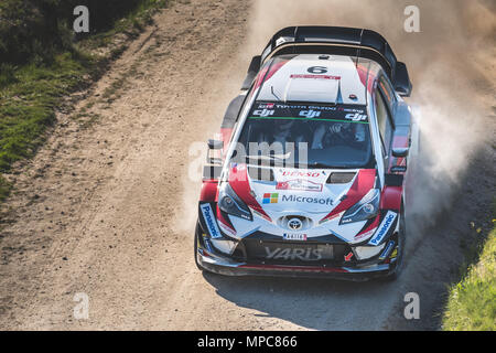 Thierry Neuville dans la Toyota Yaris à un grand saut dans la région de Fafe - Portugal au Championnat du Monde des Rallyes (WRC) en 2018. Banque D'Images