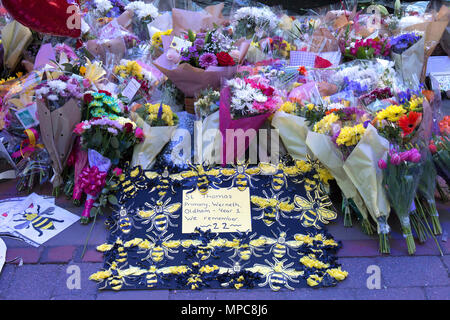 Manchester, UK. 22 mai, 2018. Tributs floraux à St Ann's Square dans le centre de Manchester, de se rappeler les 22 victimes de l'attentat de la Manchester Arena, après le concert donné par la chanteuse américaine Ariana Grande. Crédit : Rob Carter/Alamy Live News Banque D'Images