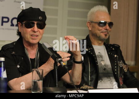 Athènes, Grèce. 22 mai, 2018. Klaus Meine (L) et Rudolf Schenker, deux membres fondateurs du groupe de rock allemand Scorpions, assister à une conférence de presse au Megaron Salle de Concert d'Athènes à Athènes, Grèce, le 22 mai 2018. Scorpions présenteront une fois dans une vie' show avec l'Orchestre d'état d'Athènes au stade Panathénaïque d'Athènes le 16 juillet. Crédit : Chris Kissadjekian/Xinhua/Alamy Live News Banque D'Images