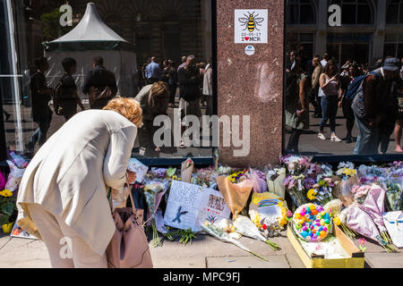 St Anne's Square, Manchester, Royaume-Uni. 22 mai, 2018. Une femme lit les messages dans la place Sainte-anne, Manchester se souvenir des victimes de l'attentat à la Manchester Arena c'est le 1er anniversaire. Crédit : Ian Walker/Alamy Live News Banque D'Images